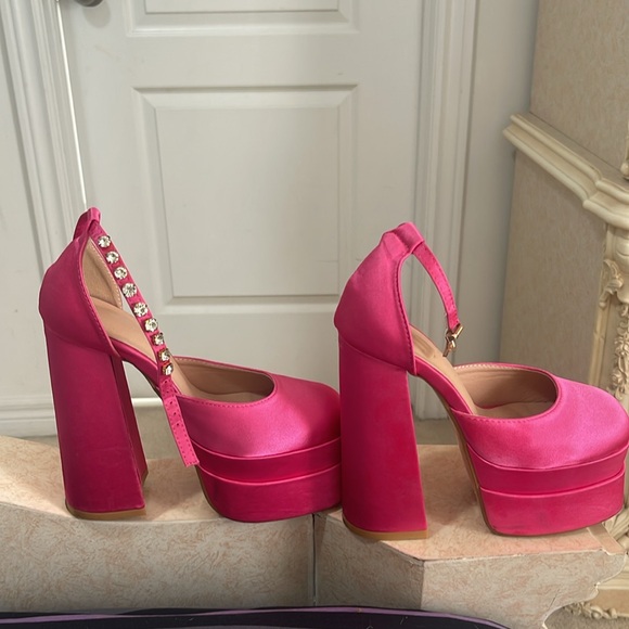 🩷 Pink Shoes! - Picture 8 of 9